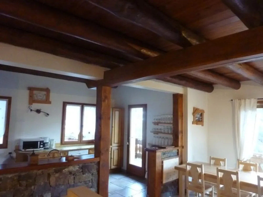 grande pièce à vivre ouverte avec accès grand balcon