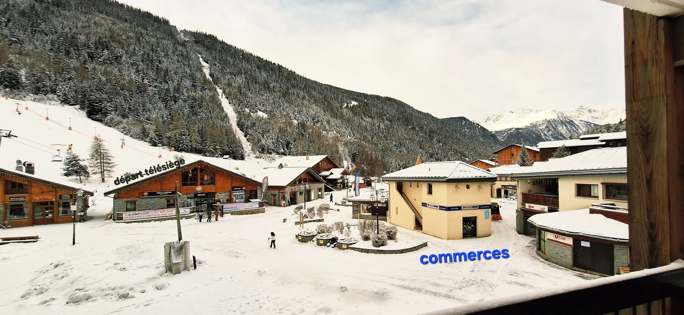 Vue du balcon, au  pied des pistes , commerces à 50 m, départ télésiège à 70 m.