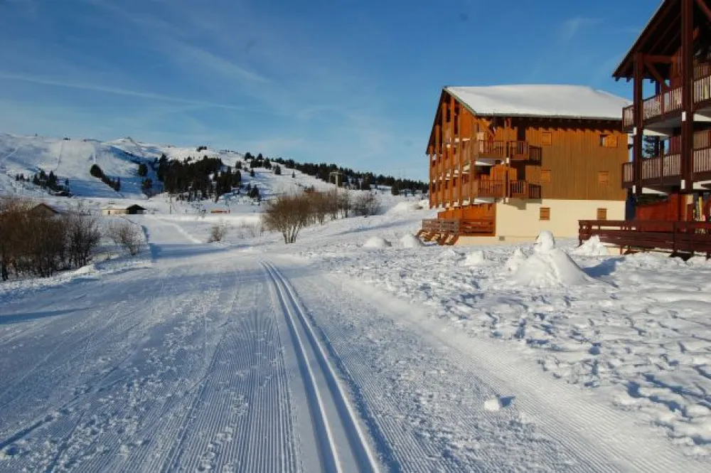 chalet au pied des pistes avec vue sur le Mont Bizanne. Exposition sud-est / nord-ouest, ensoleillement toute la journée.