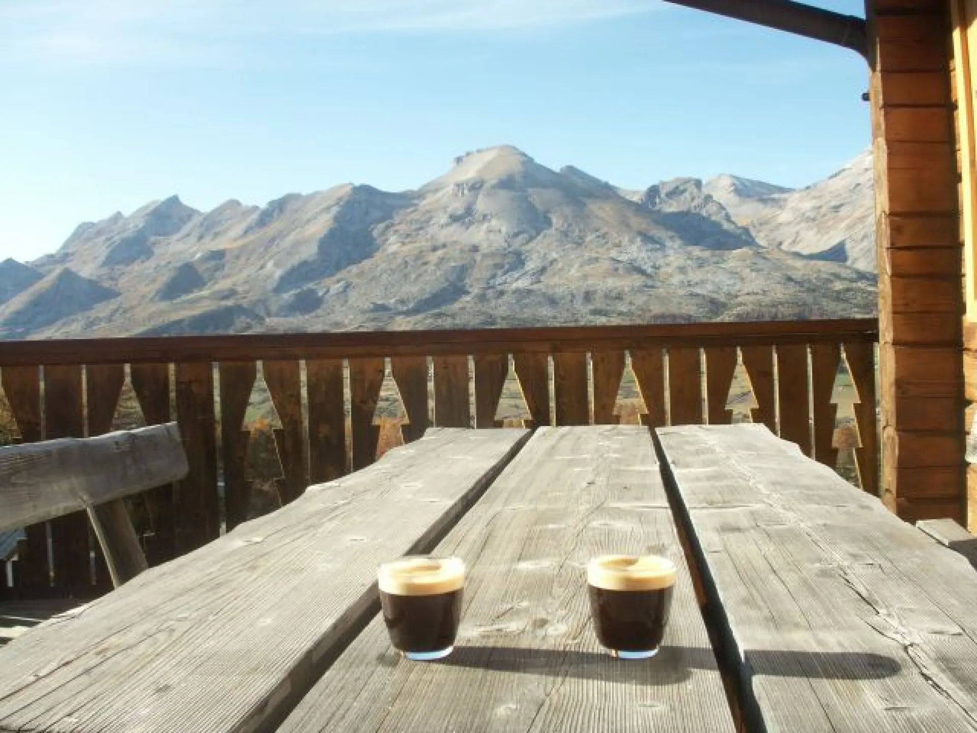 un p'tit caf sur la terrasse avec la belle vue en été