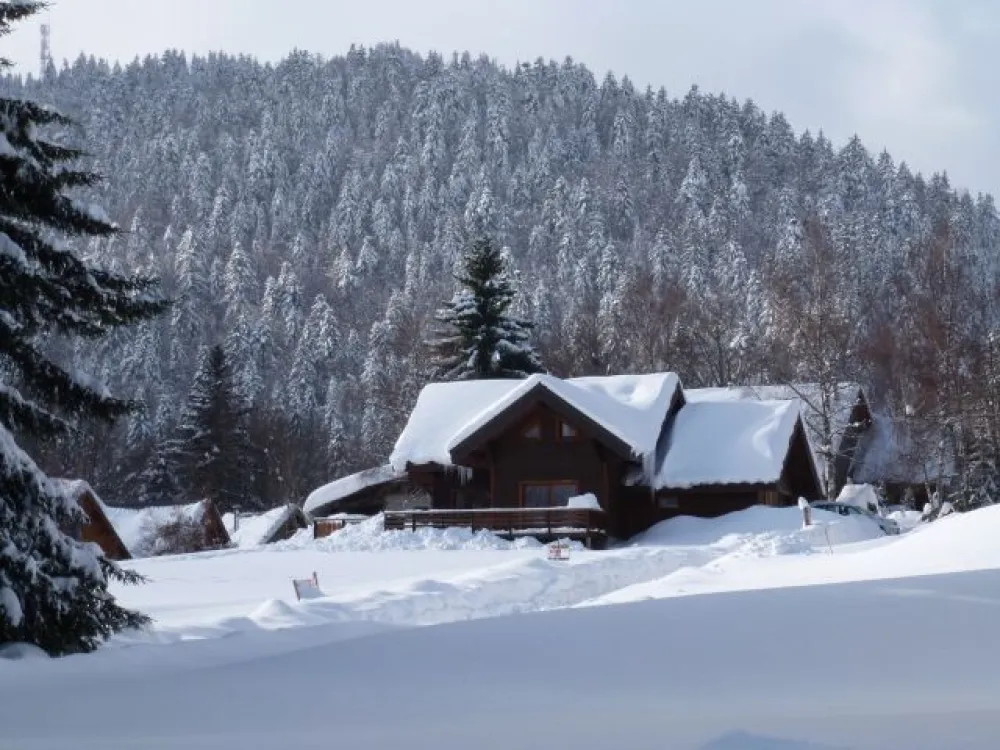  Le chalet est situé sur le plateau sud , entre le village nordique et le téléskis du "Gust"avec ses pistes débutants et de luges