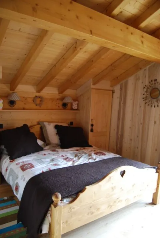 2eme chambre à l'étage avec lit en 160/200 sous les toits avec placard et commode