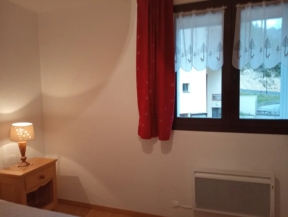 fenêtre chambre qui donne sur le cinéma 