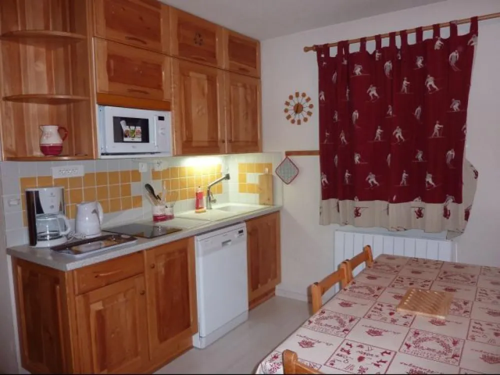 Cuisine avec fenêtre au Sud et balcon à l'Ouest, joli point de vue.
Lave-vaisselle, four micro-ondes-grill, plaques vitrocéramiques, appareil à raclette, autocuiseur, cafetière et bouilloire électriques, grand réfrigérateur avec congélateur, table, chais