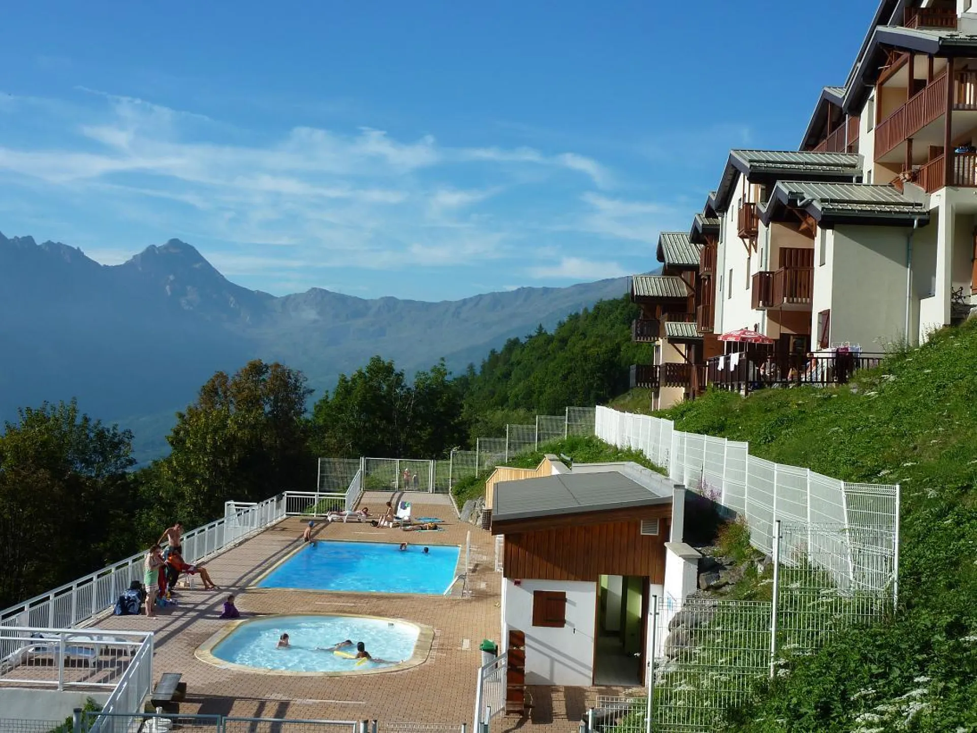 Piscine municipale ouverte en été à 50m de l'appartement. Vue de l'appartement sur les montagnes environnantes.