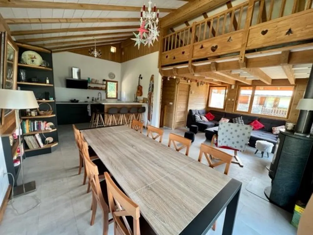 vue depuis le coin repas, au fond à gauche la cuisine, à droite le salon