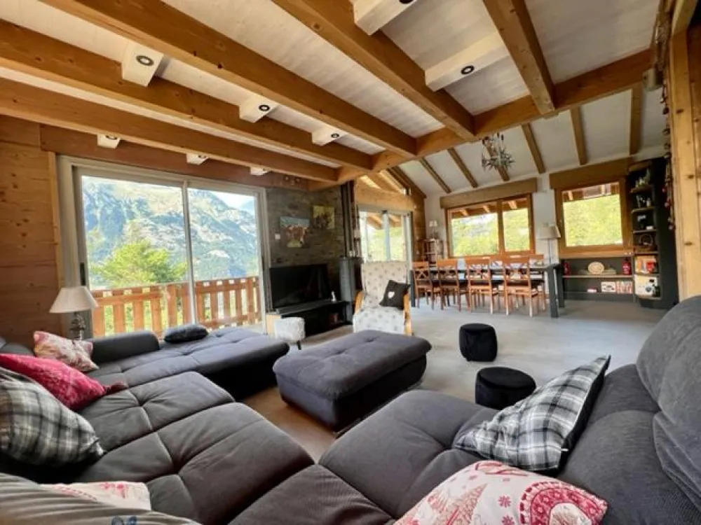 devant: coin salon avec large et confortable canapé, grande télé
au fond: coin repas 
vue magnifique sur la Vanoise