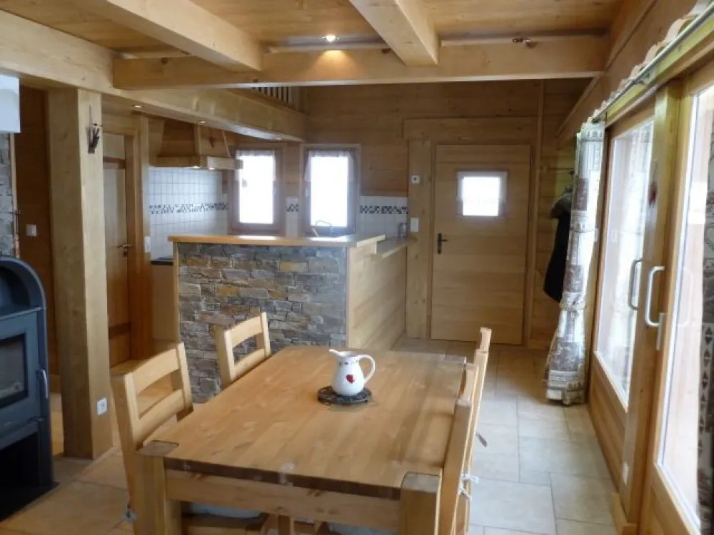 Vue sur l'entrée et le coin cuisine