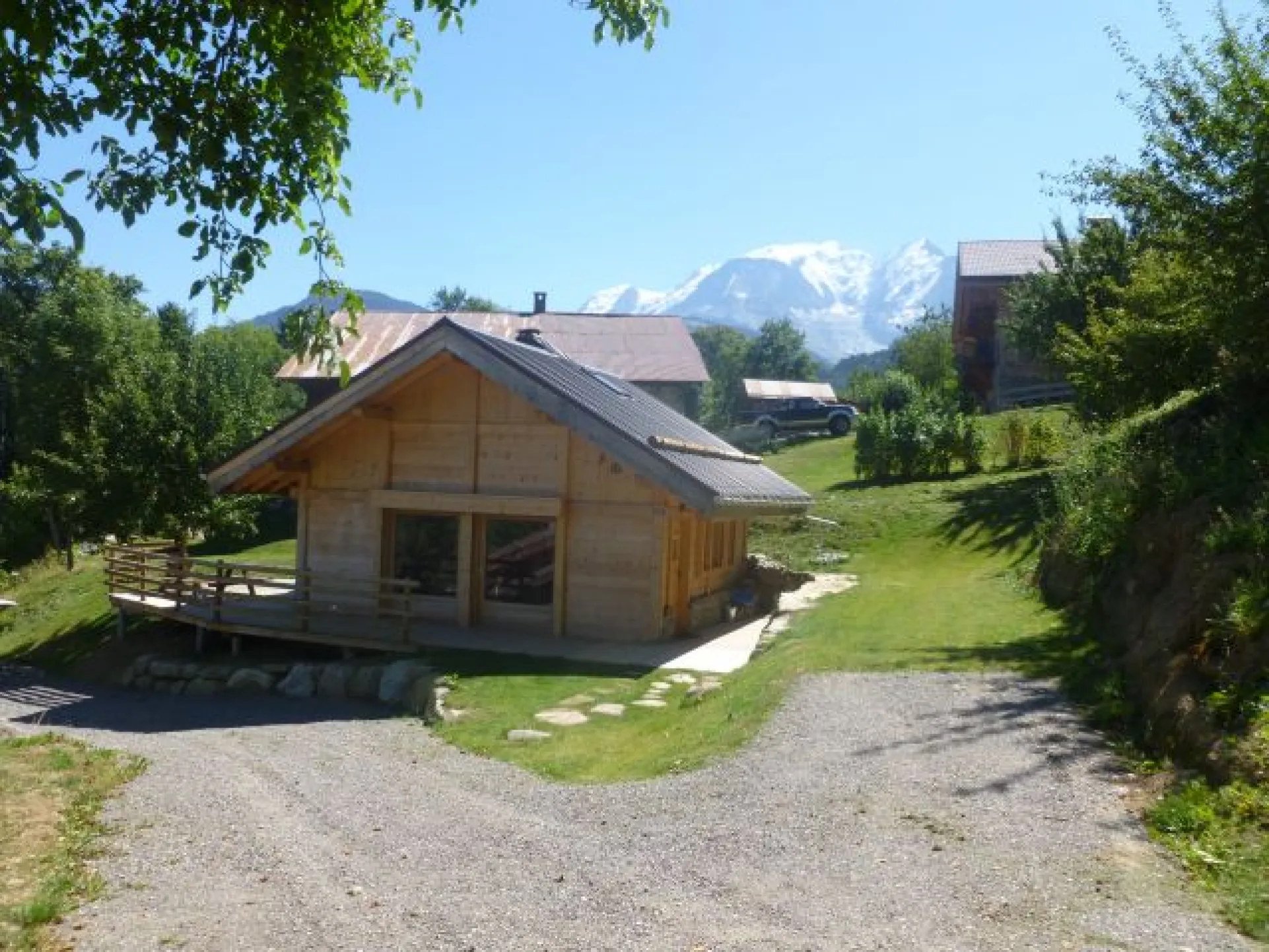 vue principale sur la châine des Aravis. emplacement à proximité pour le véhicule.Terrasse privative avec table de jardin, 2 chaises longues, et berbecue