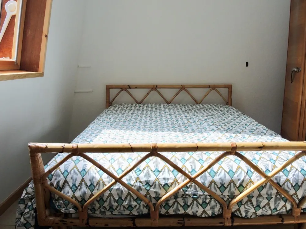 The very luminous  bedroom and the oak wardrobe. 
Off the bedroom, there is a utility room with a sink and a washing-machine.