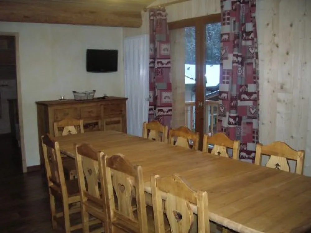 salle à manger avec la télévison : ecran plat