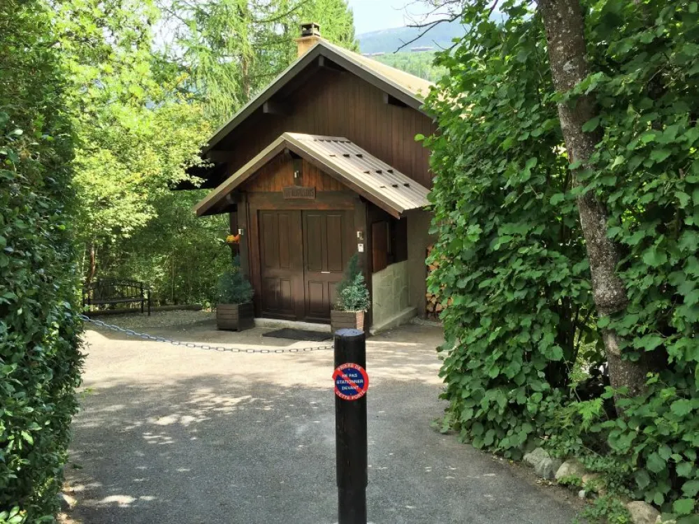 Allée menant au chalet. Le parking se situe à gauche du poteau, et dispose de 3 place de stationnement. 