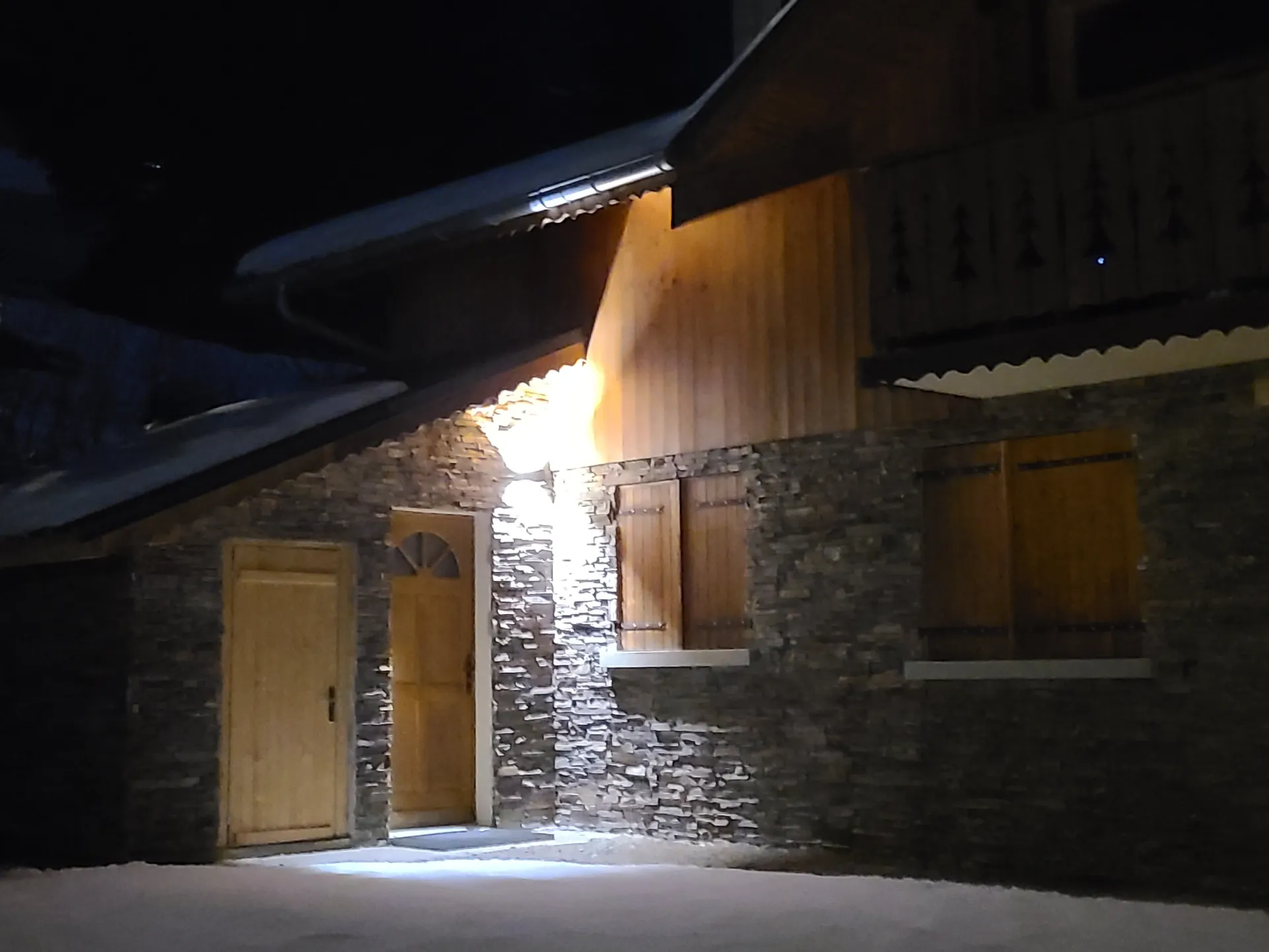 Entrée privative du logement au rez-de-chaussée d'un chalet familial
