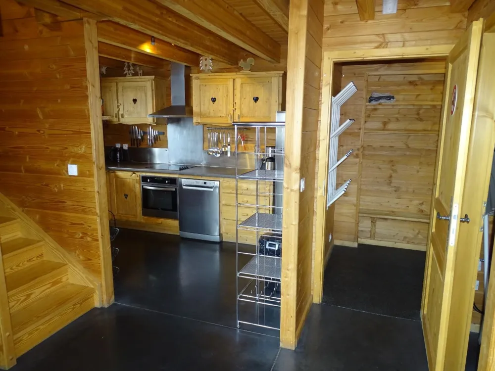 à droite, l'entrée avec les portes chaussures et son banc, 
au centre la cuisine,
à gauche l'accès aux étages