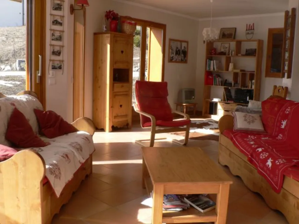 Salon spaieux, lumineux et confortable avec de superbes vues montagne.