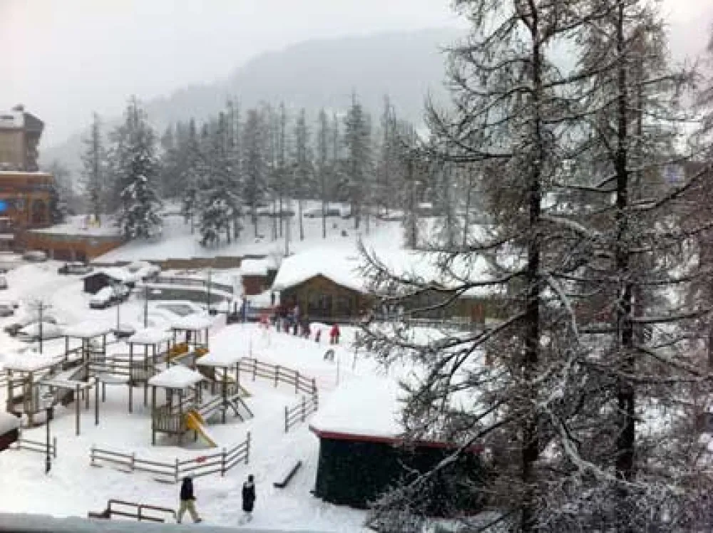 vue sud de la Loggia sur le centre de la station
au fond l'école des poussins
