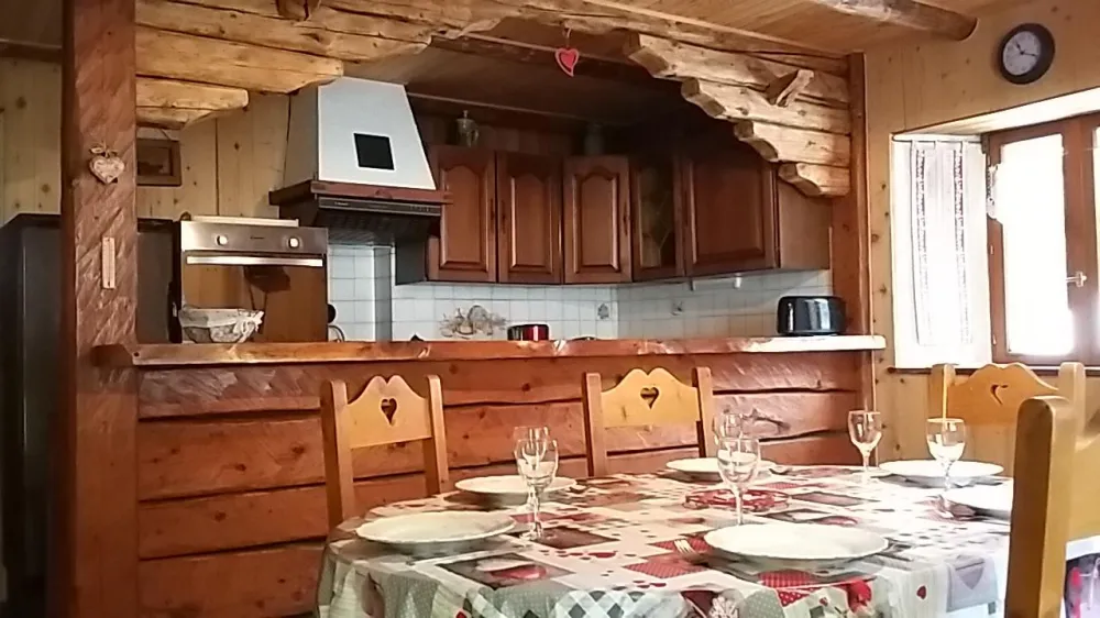intérieur typique du chalet de montagne avec bois et crépi rustique 