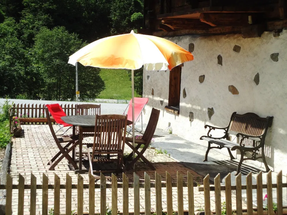 grande terrasse avec transats, chaises , barbecue. Idéale pour un repos bien mérité après une bonne journée de balade.
A proximité de la maison, terrain de tennis, cage de foot, panier de basket et espace pour faire du vélo pour les enfants.