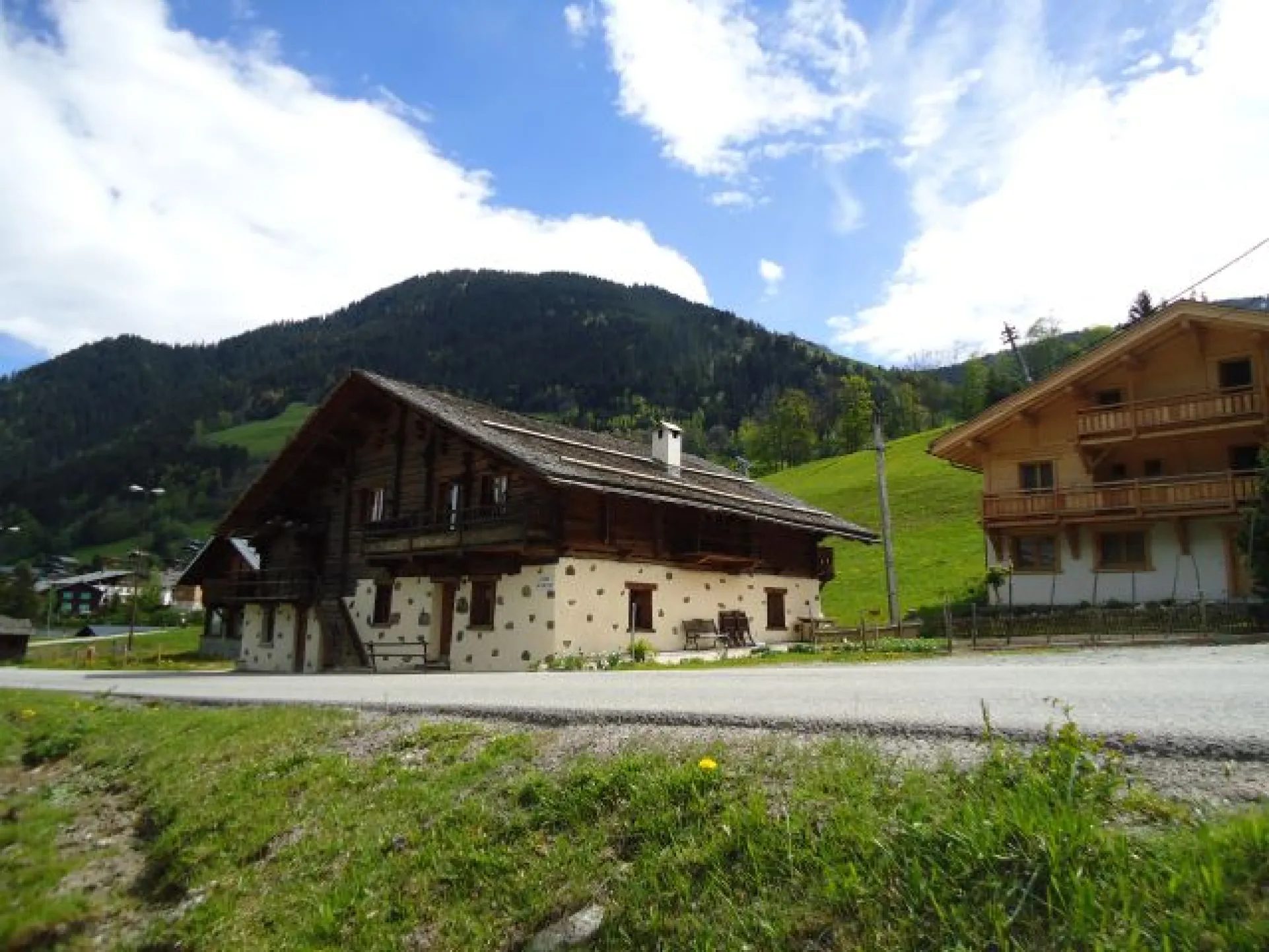le chalet version été.
 le village est situé à 5 mn à pied.