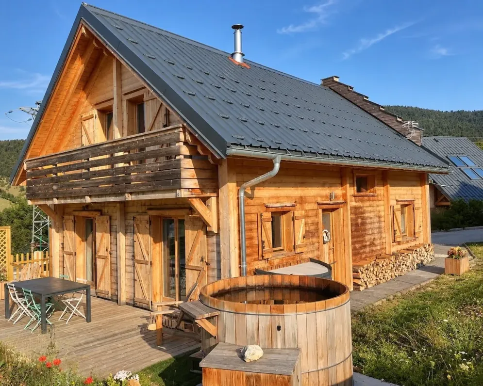 Le chalet en madrier et son bain norvégien en bois, l'été