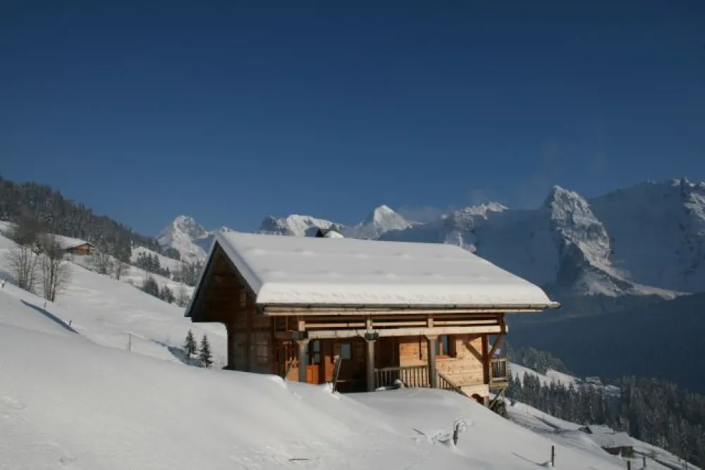 chalet en hiver au fond la chaine des Aravis (est)