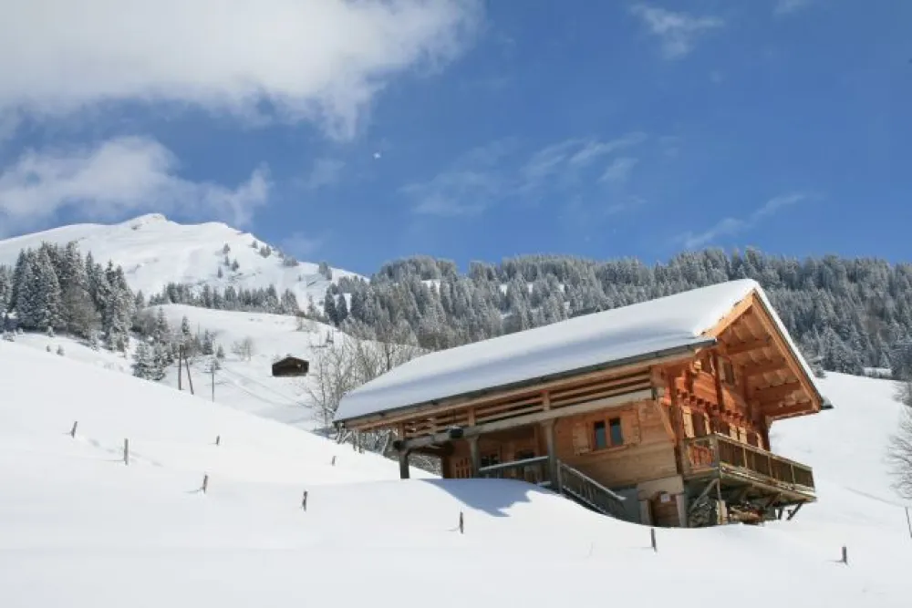 chalet en hiver au fond le lachat du Gd Bornand (nord) (piste de ski alpin)