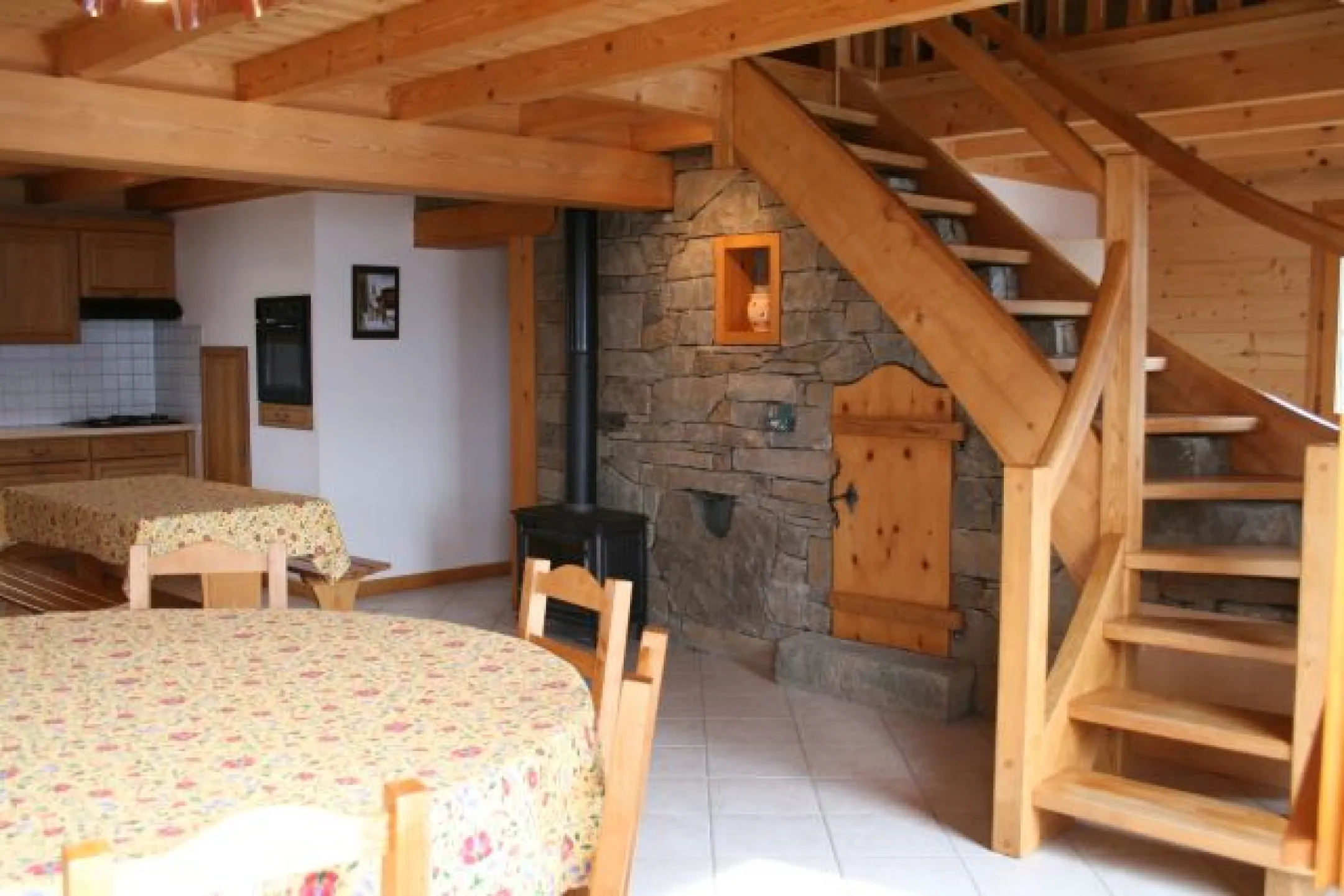 intérieur du chalet séjour cuisine 