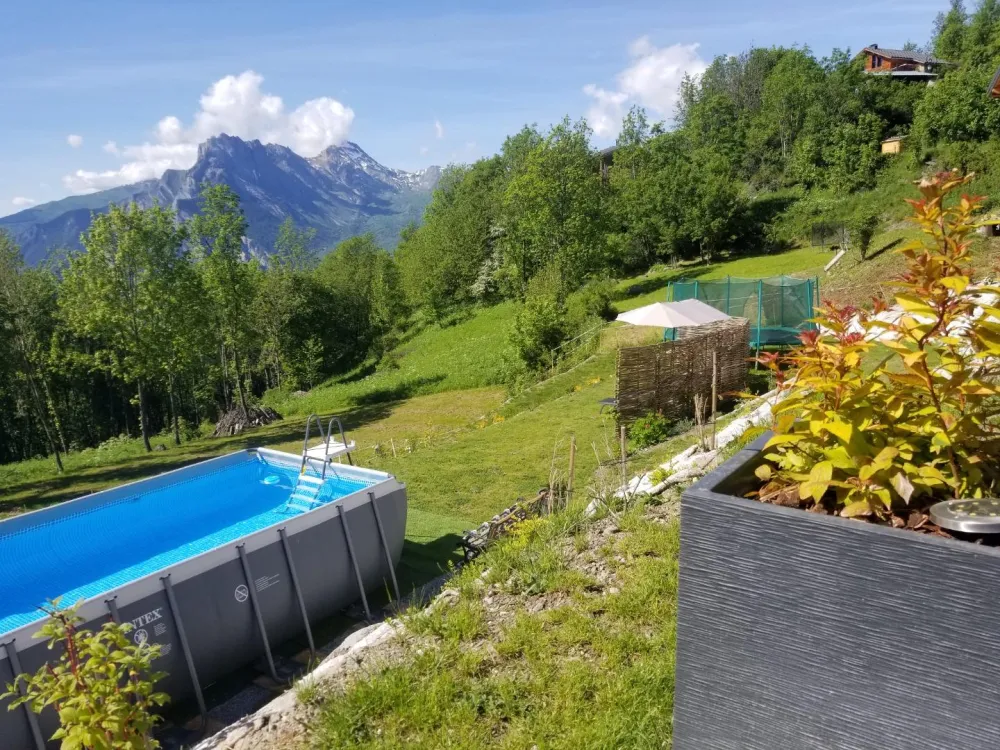piscine chauffée avec pompe a chaleur
trampoline et zone bain de soleil avec 4 transats et parasol