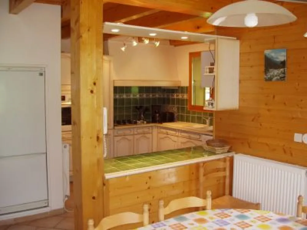 Cuisine ouverte avec tout l’électroménager et les équipements nécessaires (appareil à raclettes, à fondue, machine à café Senseo, bouilloire, grille-pains etc.. ) 