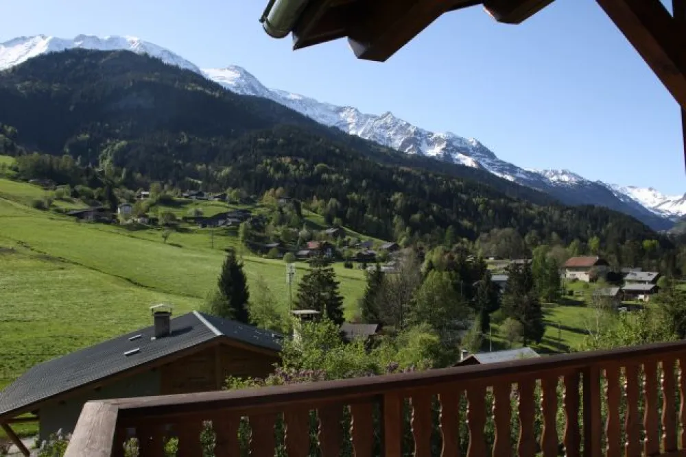 Après-midi printanière, vue du balcon coté salle à manger avec les neiges éternelles 