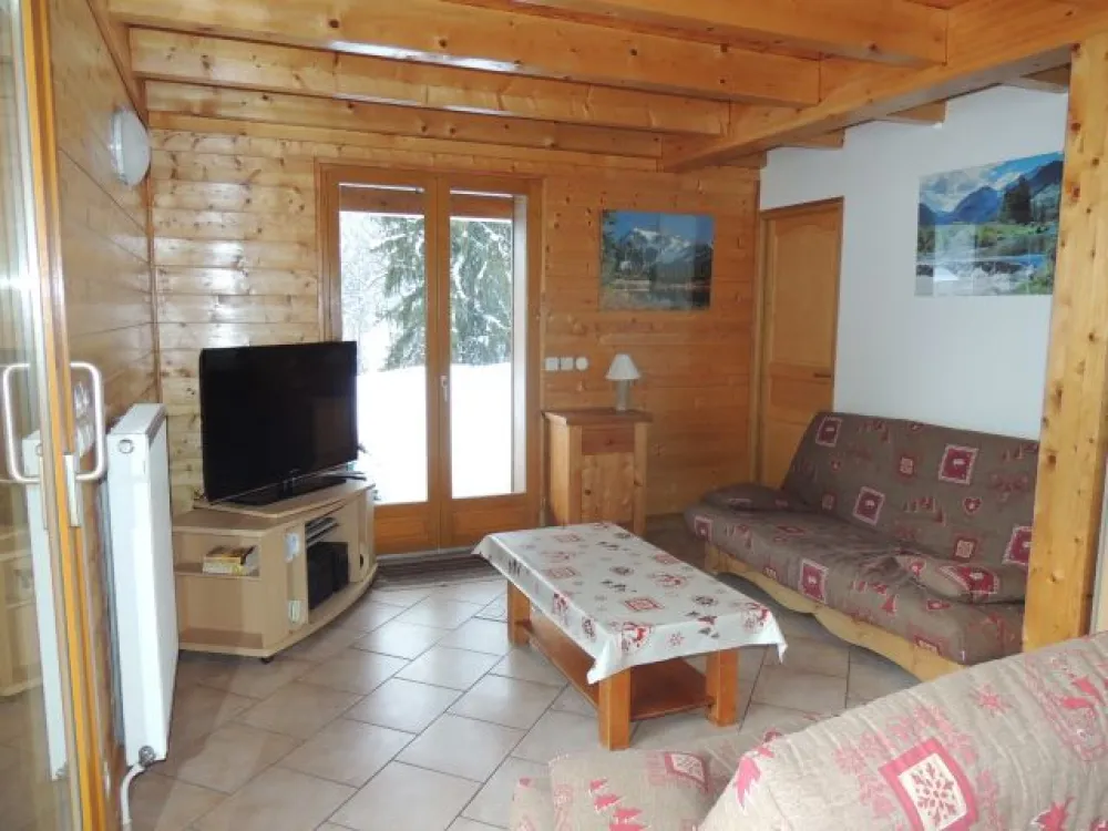 Salon chaleureux et convivial donnant sur le jardin et le balcon. Deux clic-clac permettant des couchages supplémentaires. Ce salon donne aussi sur une troisième chambre.