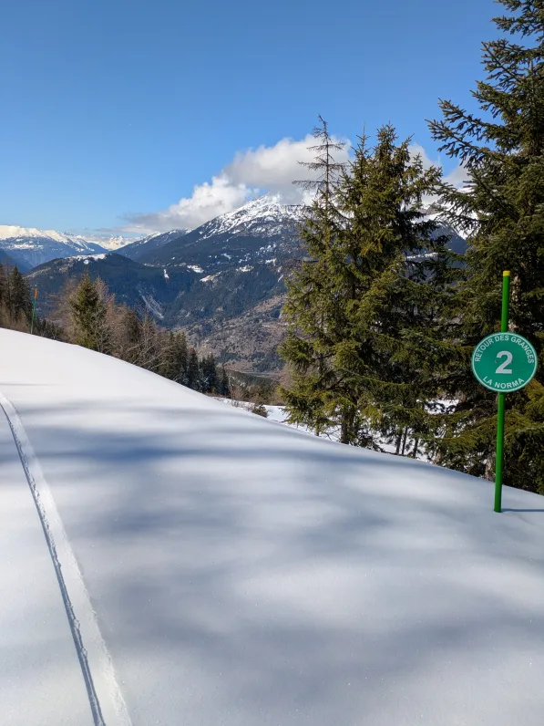 Portes de la vanoise, t2 vue piste, cœur station pietonne, la norma