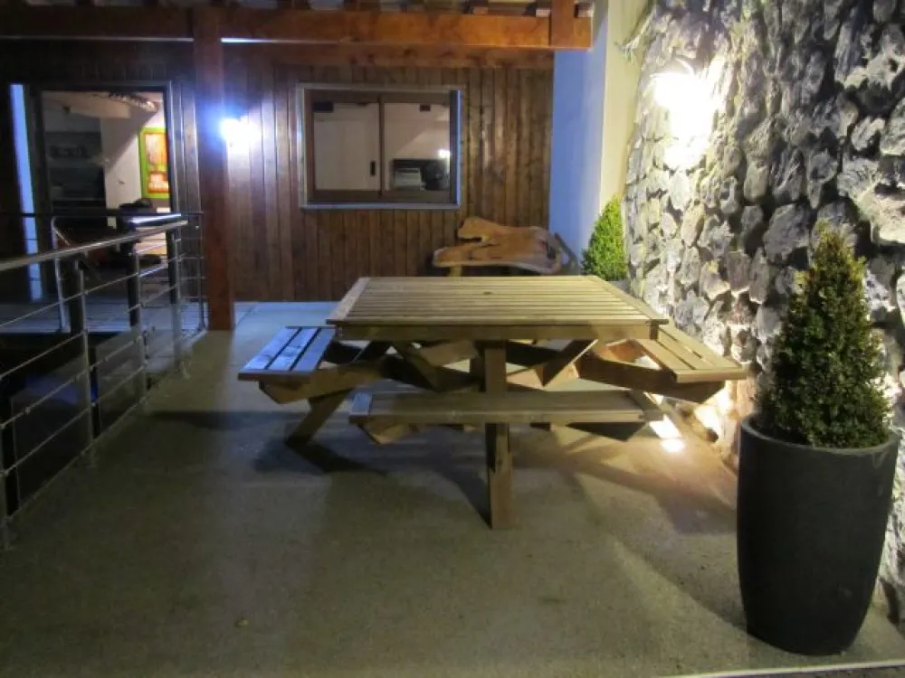 Terrasse sud le soir: éclairage encastré dans un sol en résine petits cailloux, pour une AMBIANCE très agréable ...