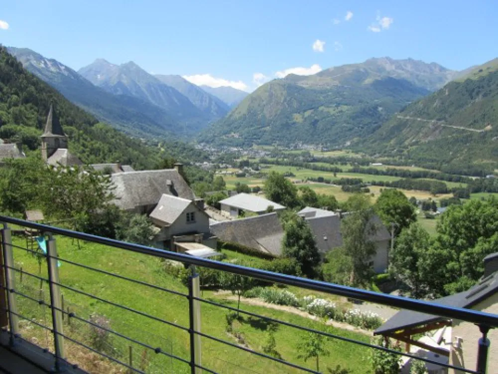 Vue SUD depuis la terrasse du gîte.
On aperçoit SAINT-LARY SOULAN et le Massif du NEOUVIELLE classé patrimoine mondial de l'UNESCO.