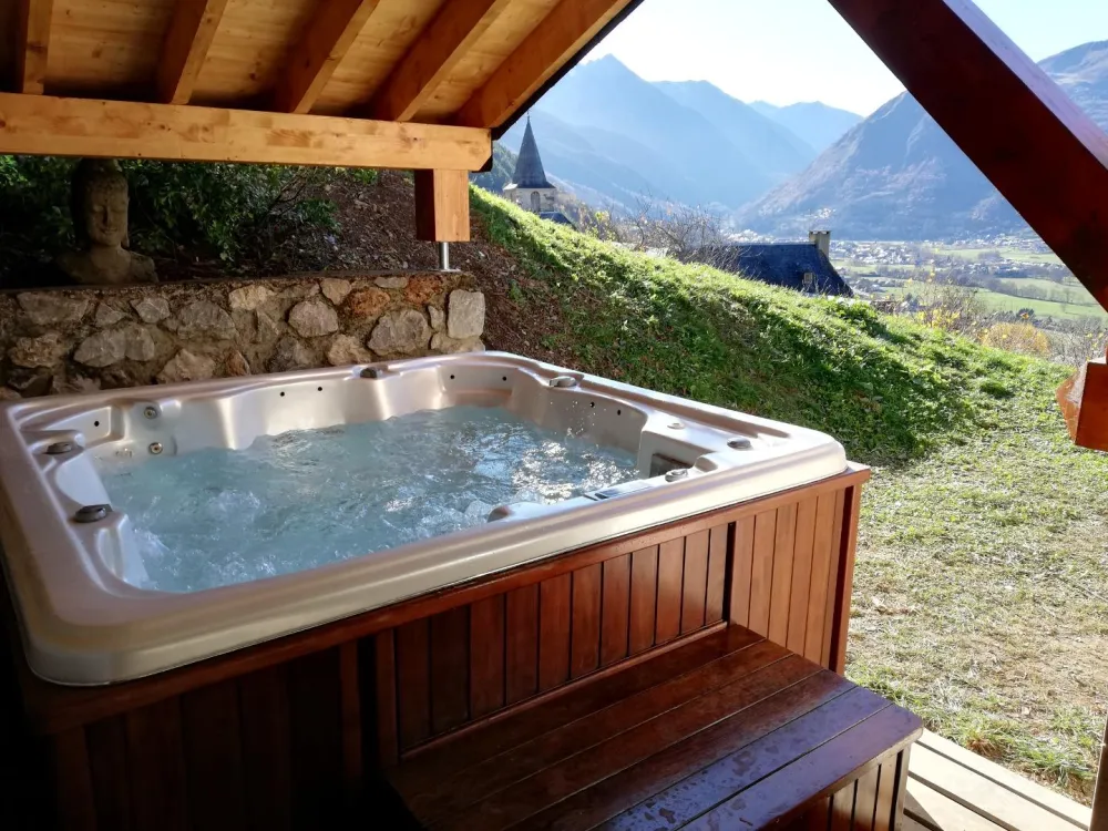 SPA privatif extérieur pour 6 personnes, sans vis à vis, face au Massif du Néouvielle classé au Patrimoine Mondial de l'UNESCO