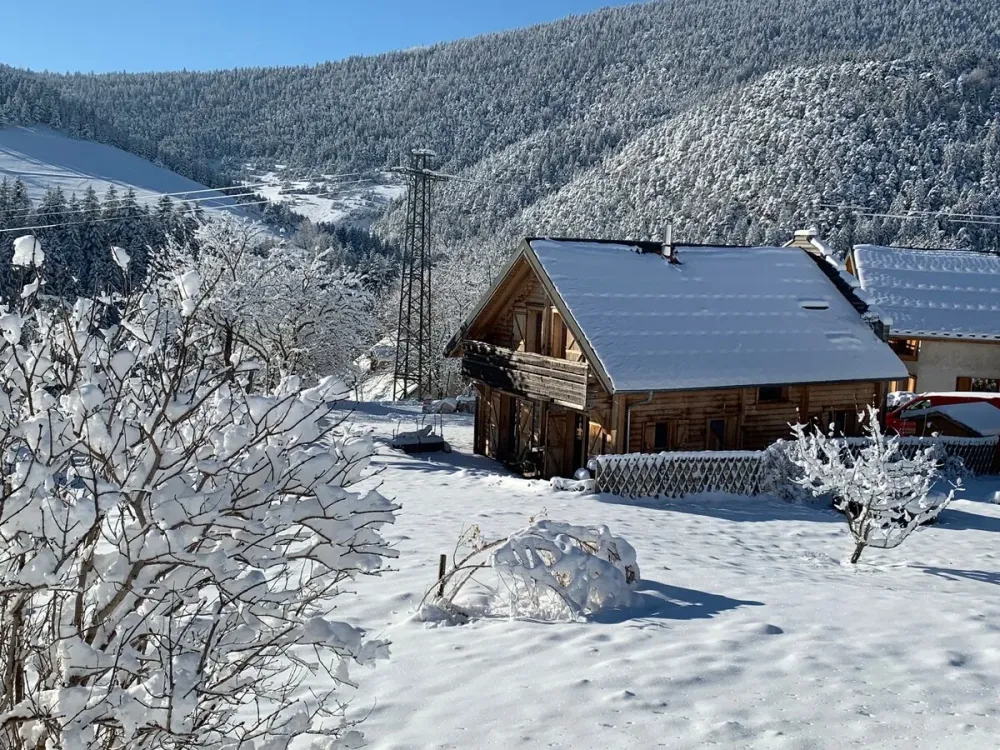Le chalet en hiver, vue sur la vallée