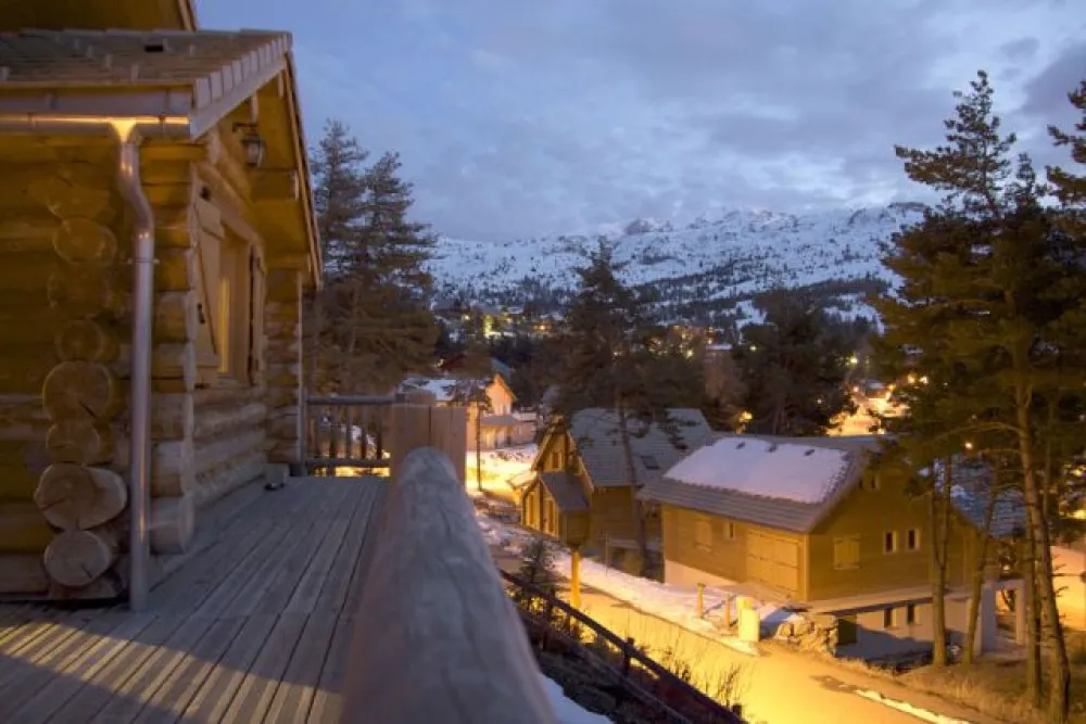 sur la gauche: vue sur les pistes de skis, photo prise de la terrasse du séjour