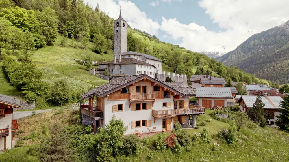 Chalet et église du village de Peisey en arrière plan
En option, possibilité de bénéficier d'une terrasse de plein pieds côté jardin et d'une chambre supplémentaire (à confirmer selon disponibilité)