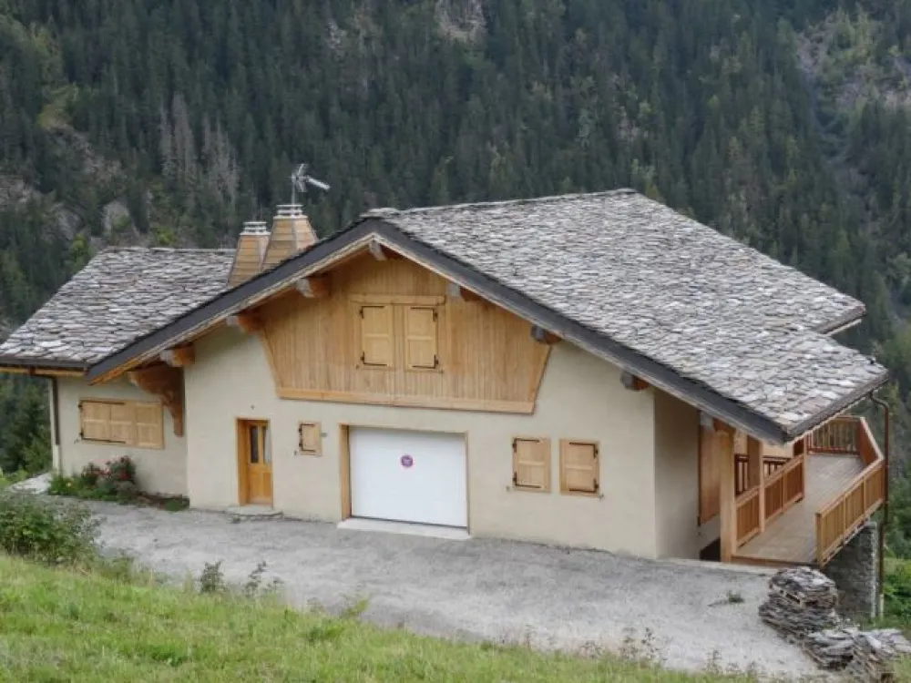 Accès à l'appartement par la terrasse au niveau de la route