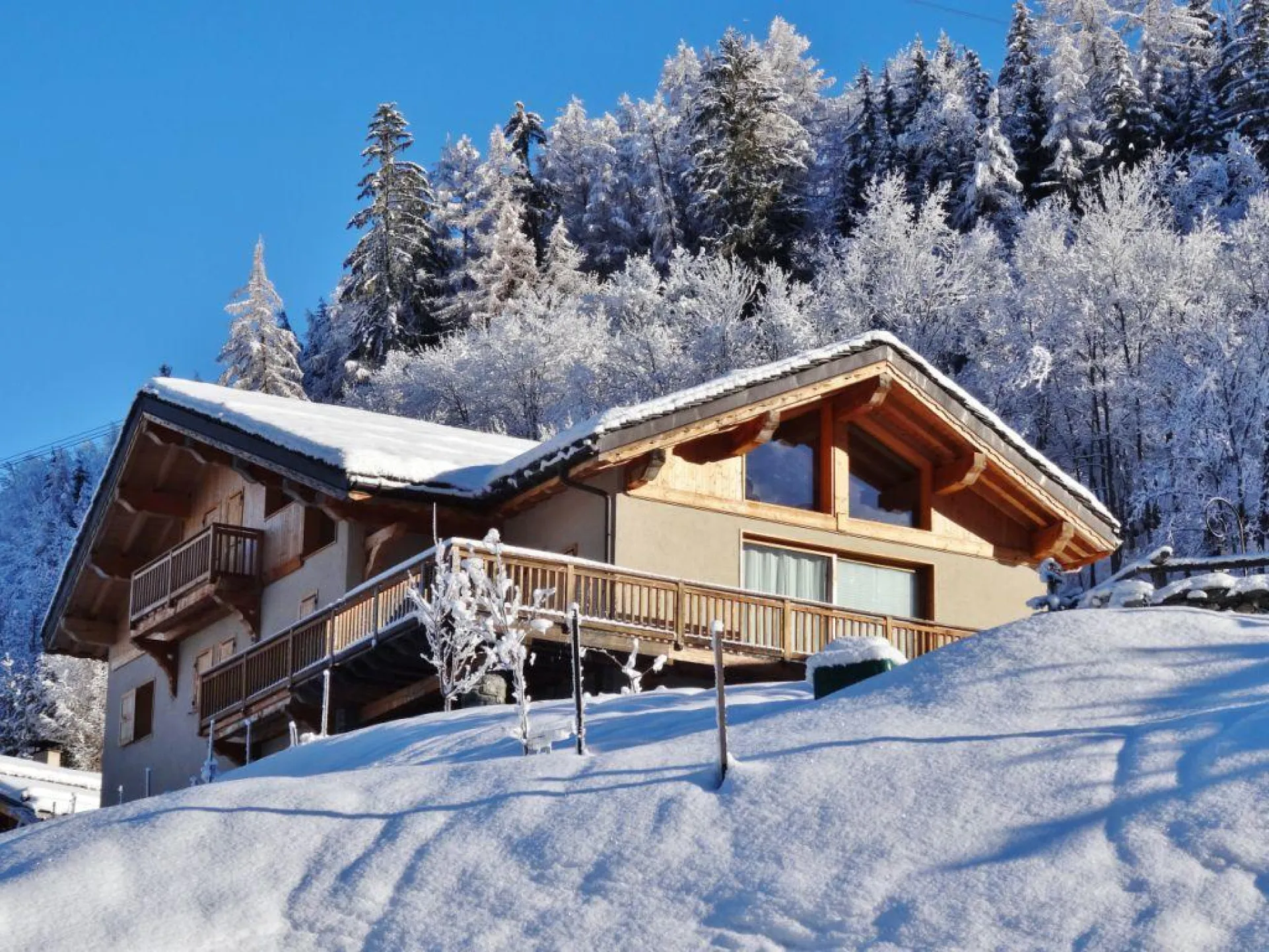 Chalet situé à proximité de l'église du village de Peisey
Lien pour visiter le chalet et l'appartement : https://youtu.be/mJcJia3xwdg