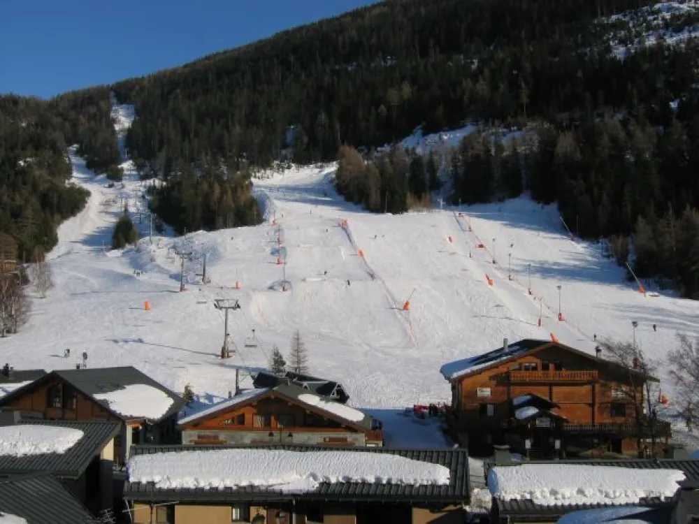 Direct access to the slopes and shops, ski school and lifts at the foot of the Résidence.