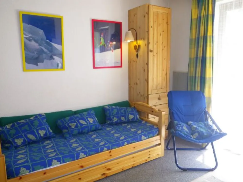Studio equipped with a trundle bed with slatted bed.
Plenty of storage space and beautiful lighting
