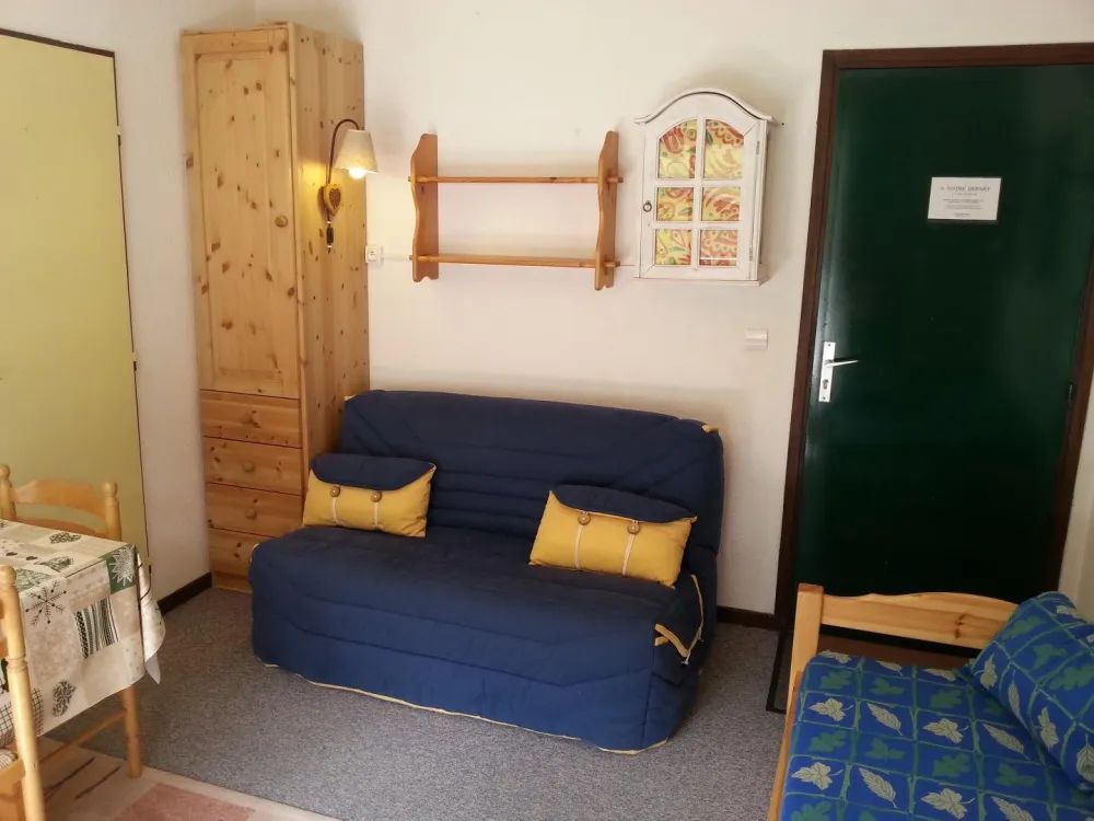 Comfortable BZ bench for sleeping in 140cm 