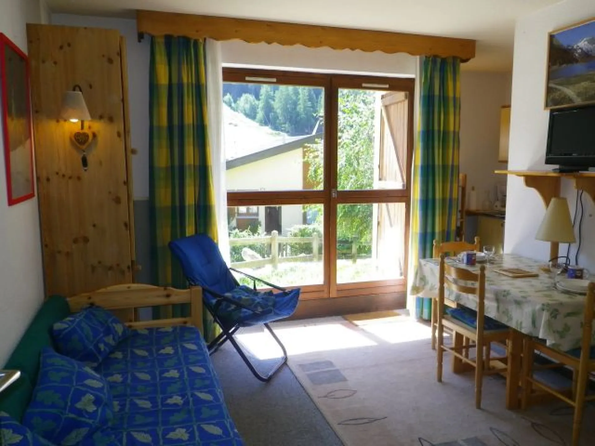 Very bright living room, south facing with view on the slopes.
Well equipped studio quiet, away of traffic noise but close to shops and ski lifts.