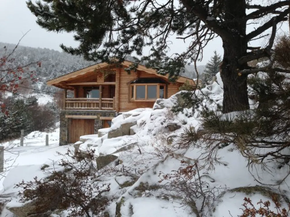 MAGNIFIQUE CHALET 4 FACES EN RONDINS DE BOIS AVEC SOUBASSEMENT EN PIERRE. Construction récente 2011/2012. Orientation plein Sud, vue imprenable sur les massifs de Cerdagne. Haut niveau de confort.Tradition montagnarde alliée à un design intemporel. 