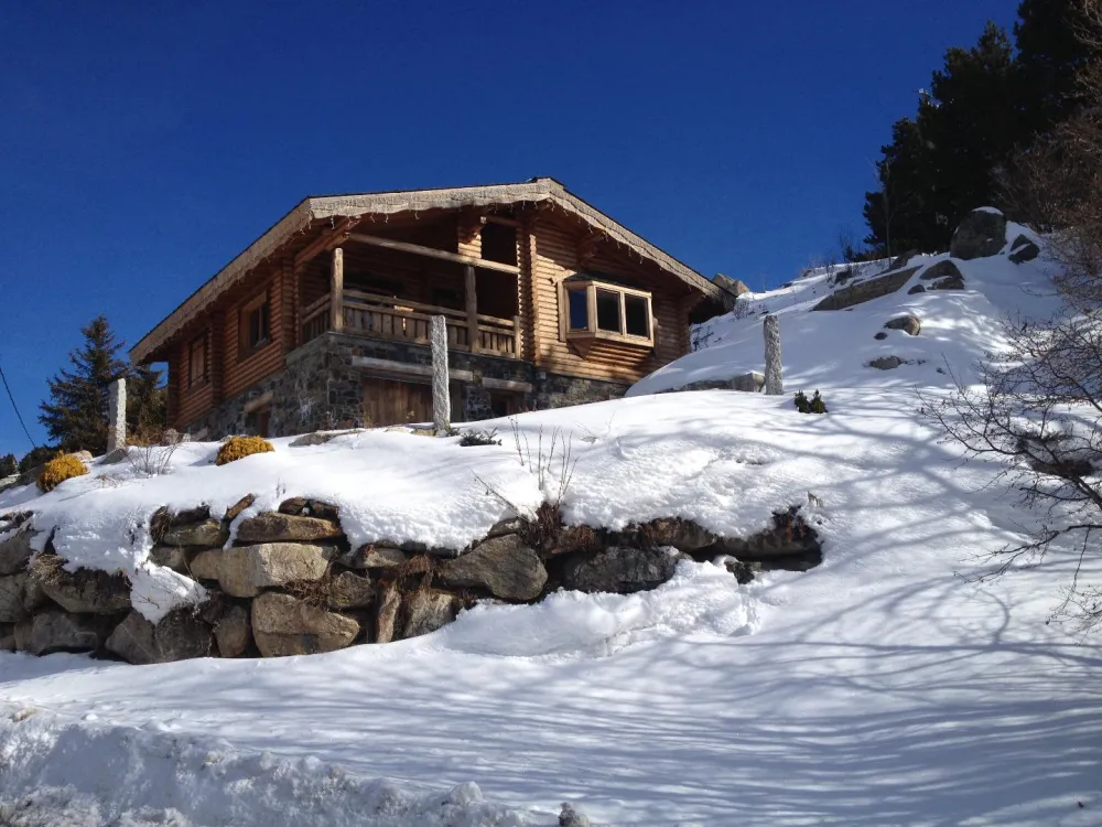 CHALET DE LUXE POUR 12 PERSONNES. 
Vraiment très bien équipé comme une résidence principale. Linge de lit , de bain et de cuisine, vaisselle de qualité typés" montagne".