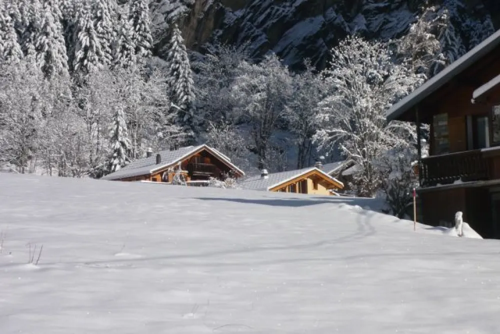 Le petit chalet, en clair, à côté du champ de luge et départ skis aux pieds