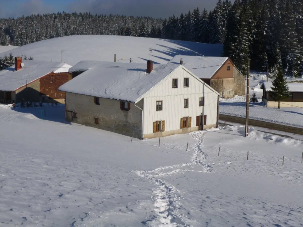 Le Cernois (à 1100m d'altitude) est situé entre Chaux-Neuve et Chapelle des Bois.
A 2 kms du Pré-Poncet un des sites le plus enneigé du Massif Jurassien.