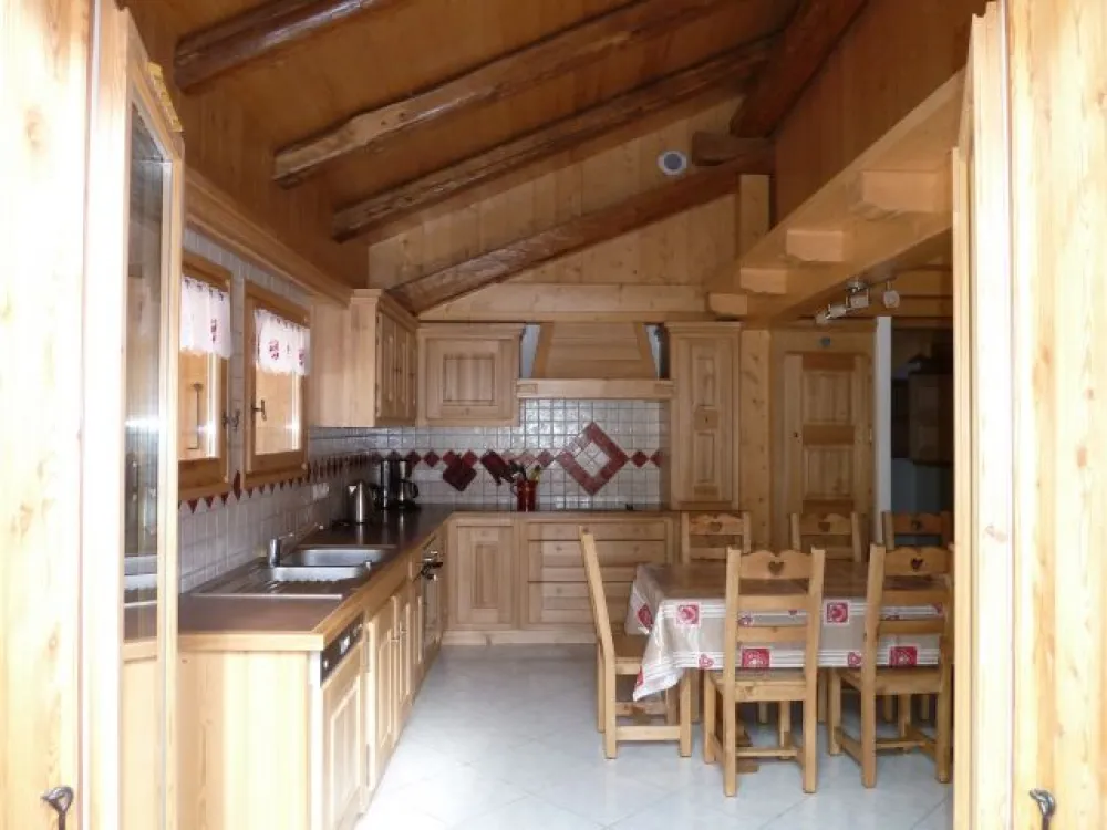Vue sur la cuisine à l'américaine depuis la porte-fenêtre