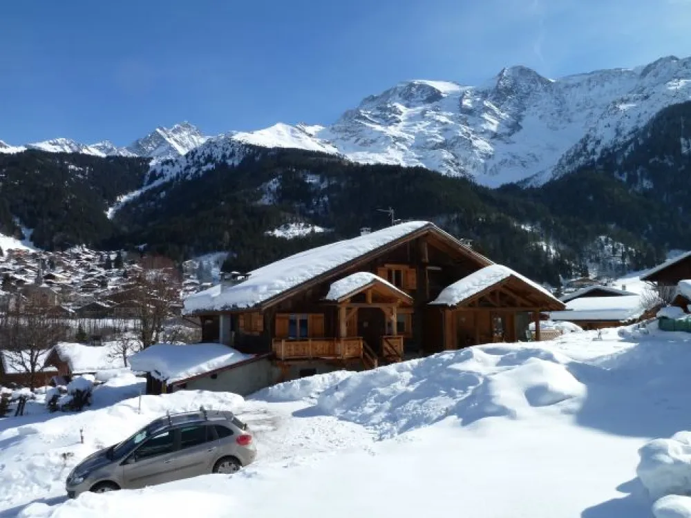 Vue sur l'ensemble de la ferme
Au fond, les Dômes de Miage